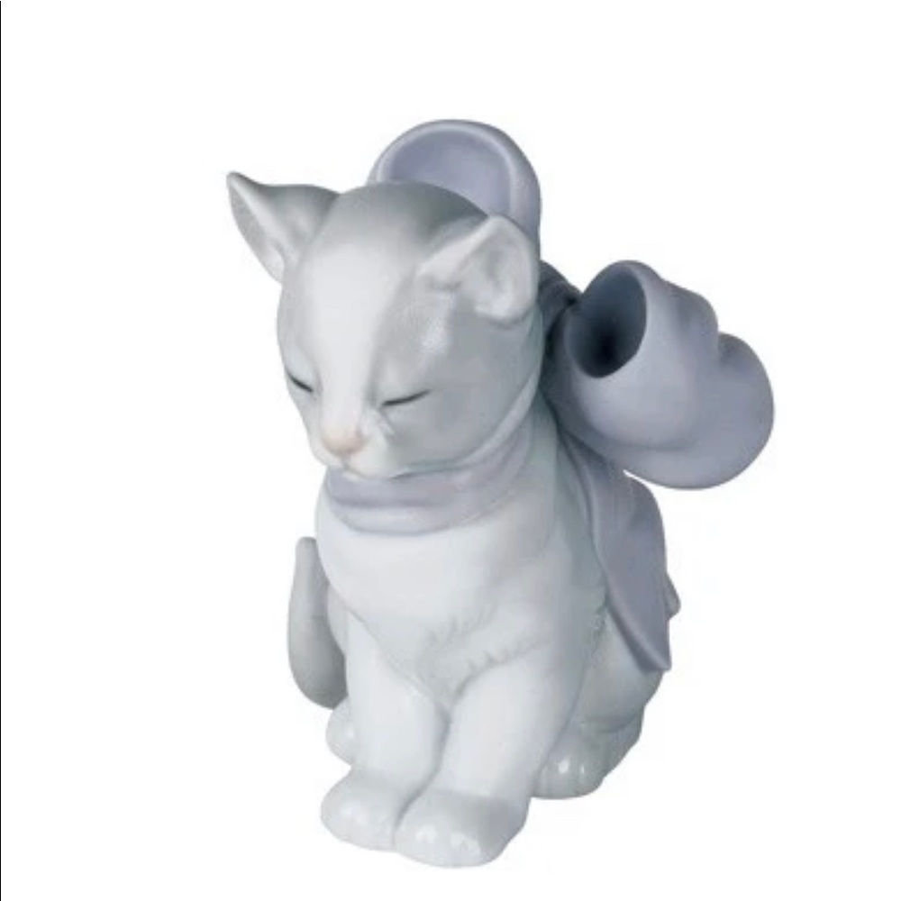 NAO by Lladro Kitty Present. Hand made in Spain 
In great condition. Item#1348